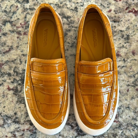 Vince Ghita Women’s Slip On Loafer Leather - Size 6 - Picture 1 of 4